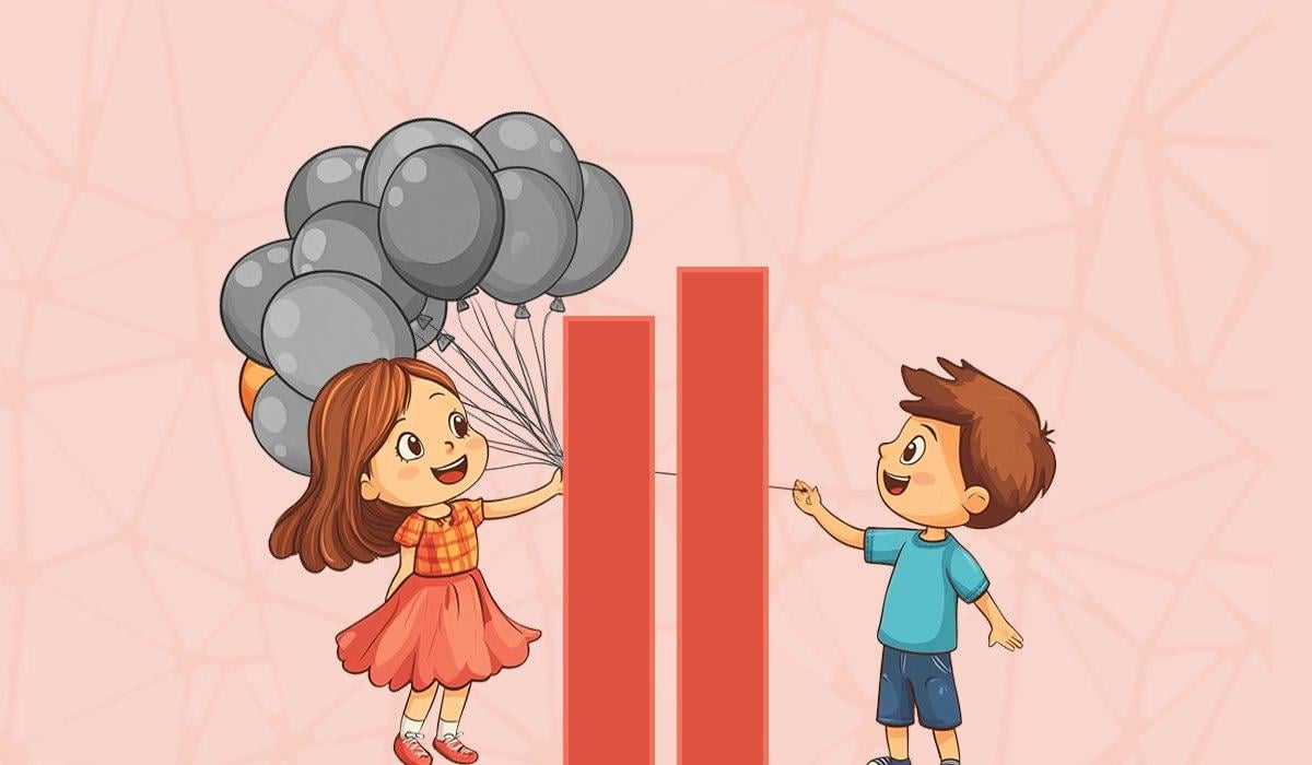 صبي يحمل كرة برتقالية / ملصقة عليها صورة Moje